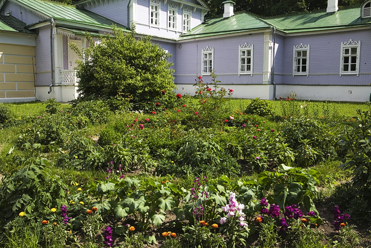 Flowerbeds around the main house at Spasskoye-Lutovinovo