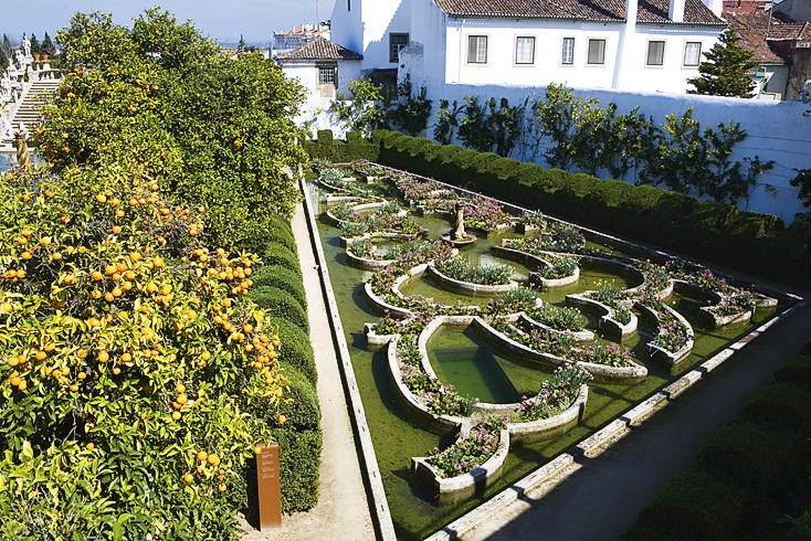 'Jardim alagado', or flooded garden, a reference to the narrow curlicue beds that emerge from the water. When I visited in March they were filled with narcissus and pink bergenias.